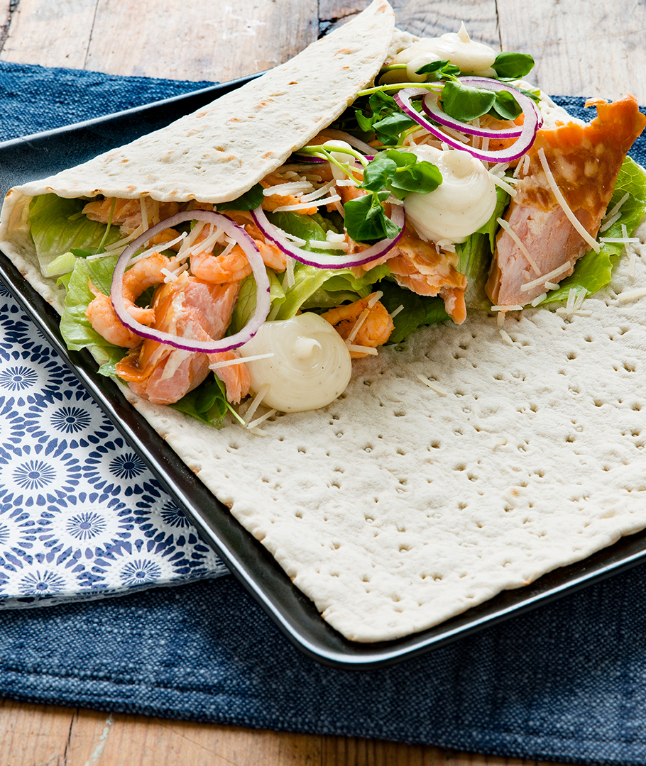 Caesarsallad med räkor och varmrökt lax i wrap