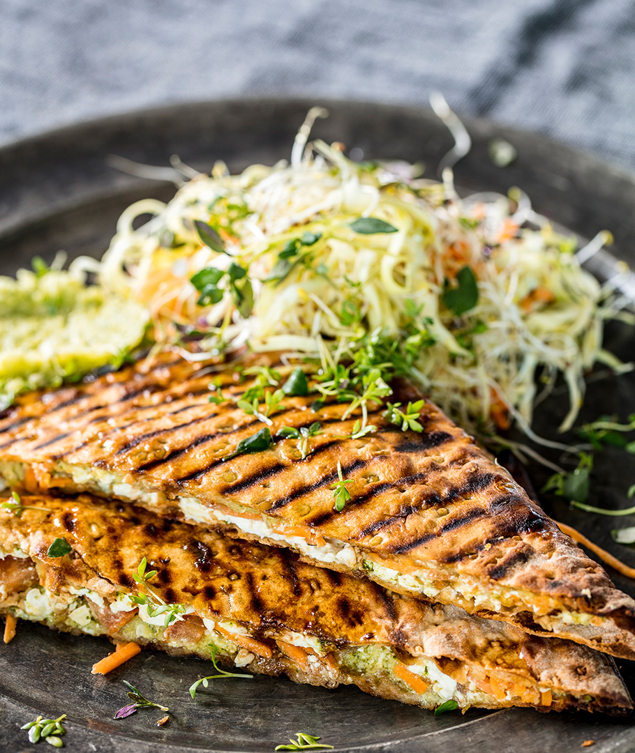 Grillmacka med surkålspesto, tomat och fetaost