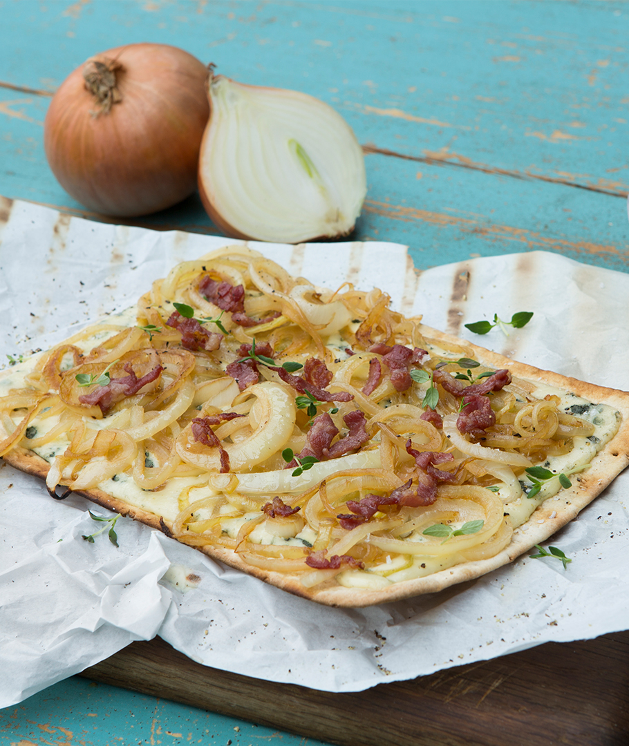 Polarpizza med lök, ost och bacon