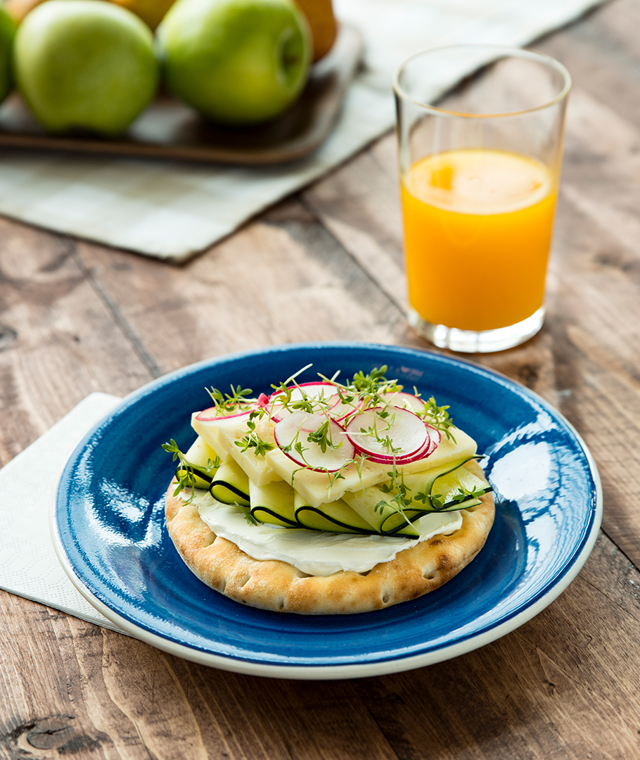 Smörgås med ost, rädisor och marinerad zucchini