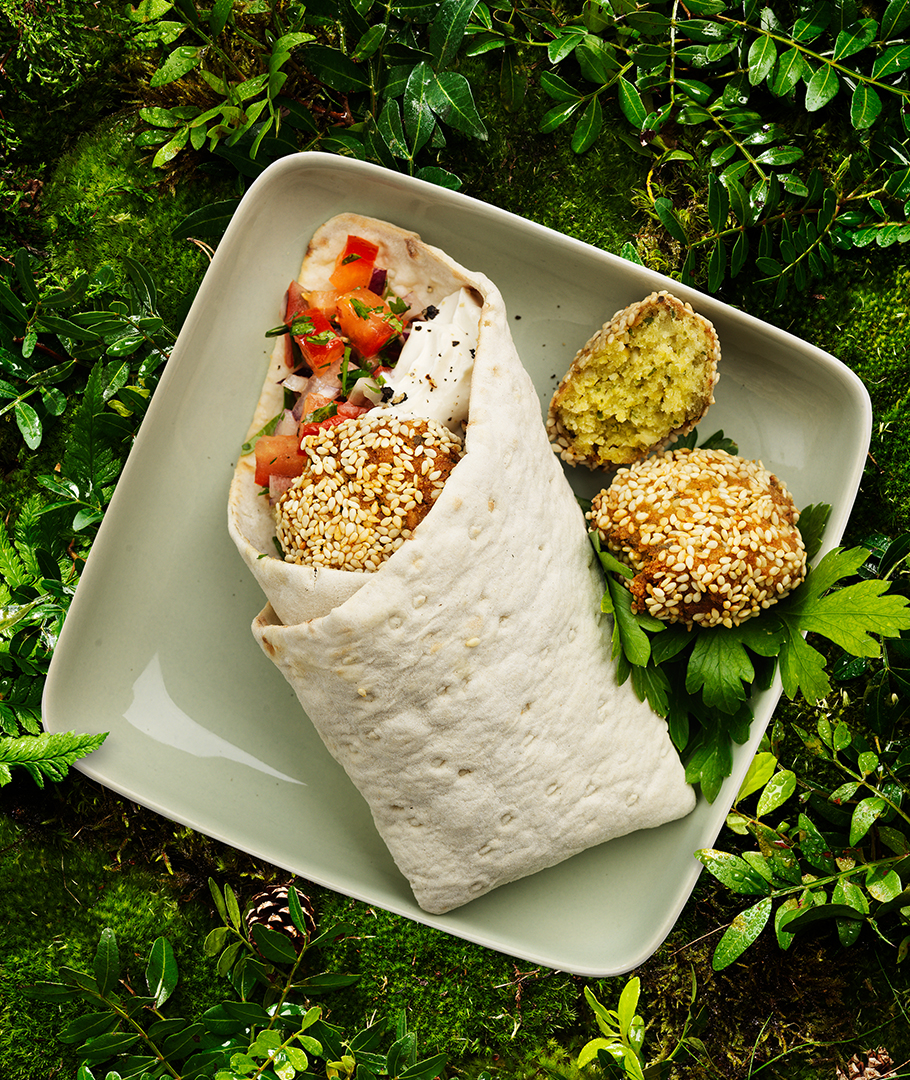 Falafelwraps – serveras med tomat- och rödlökssallad och tahinisås
