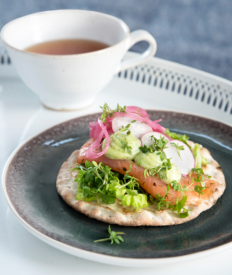 Polarknäcke with salmon, green mayonnaise and pickled onion