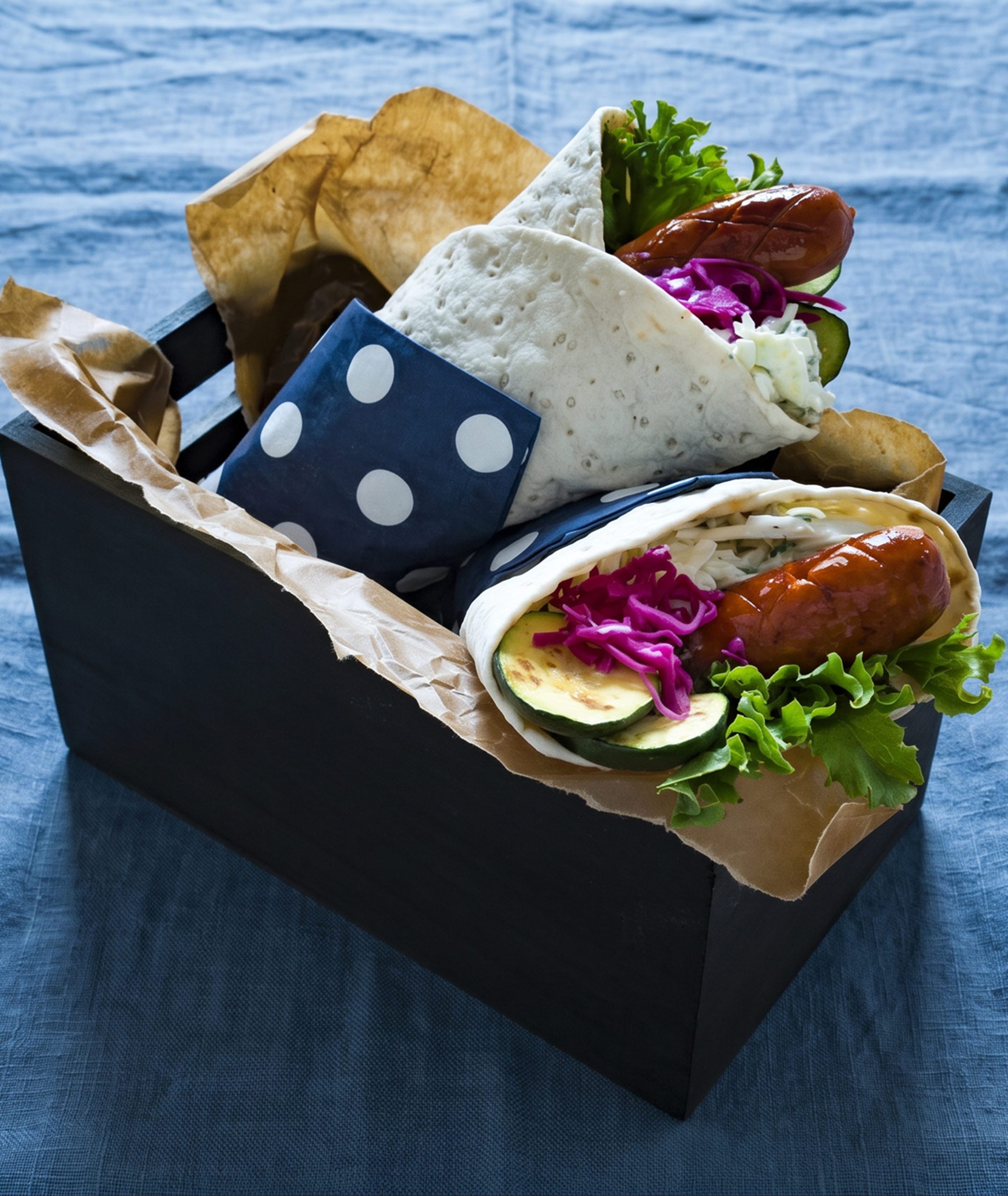 Wrap med kryddig korv, kålsallad, zucchini och picklad rödkål